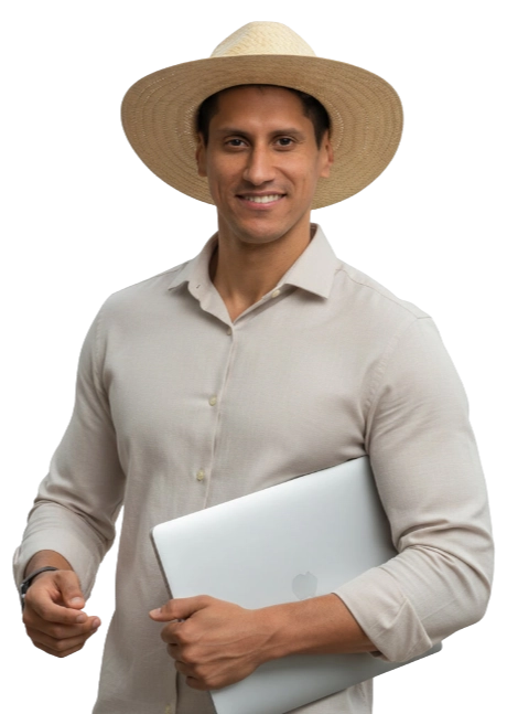 Rafael Coltro usando chapéu e segurando um notebook fechado